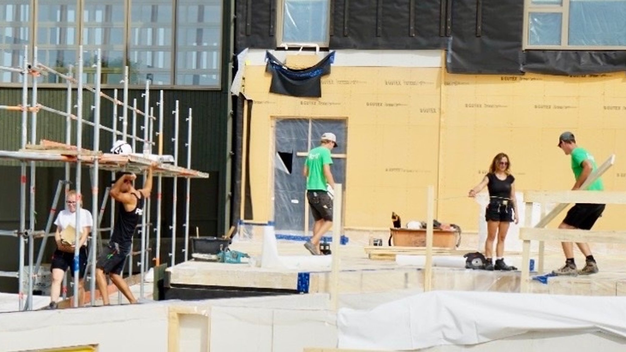 Zimmerleute bei der Arbeit. Links im Bild packt Amelie Vorholz an.