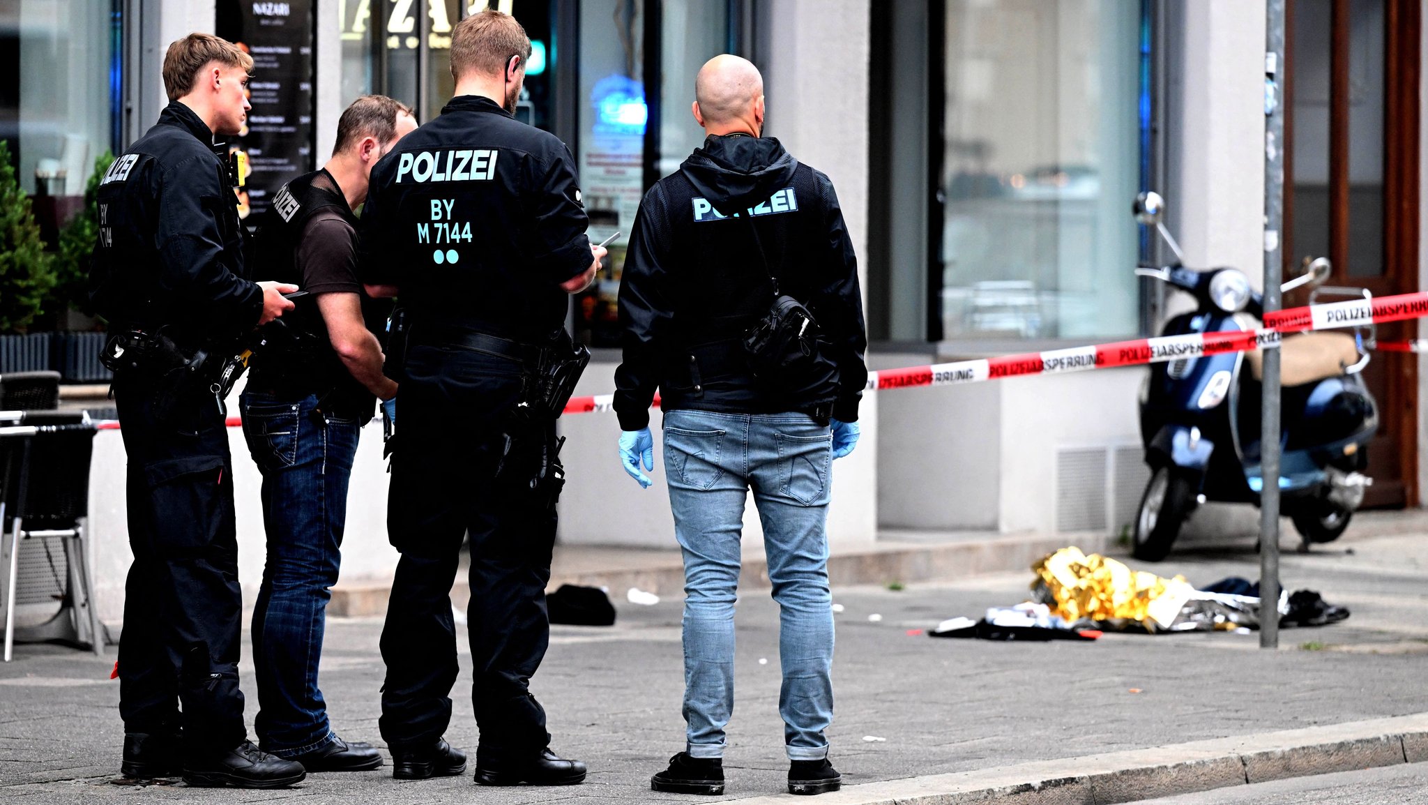 Einsatzkräfte der Polizei arbeiten am Ort des Geschehens.