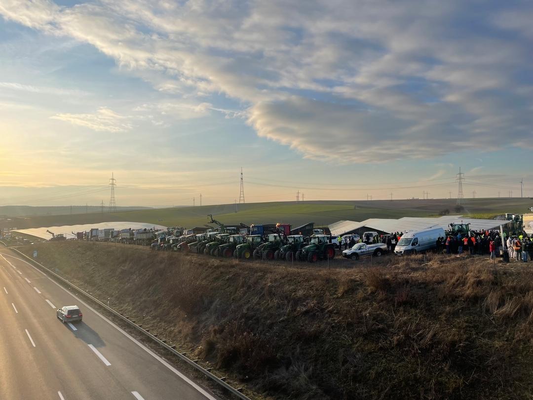 Bis zu 2000 Traktoren: Bauernprotest entlang der A3 bei Biebelried (Landkreis Kitzingen)