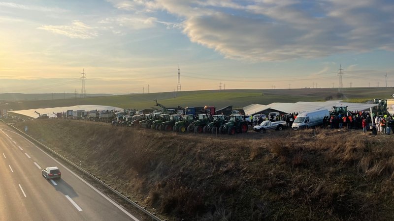 Bis zu 2000 Traktoren: Bauernprotest entlang der A3 bei Biebelried (Landkreis Kitzingen)