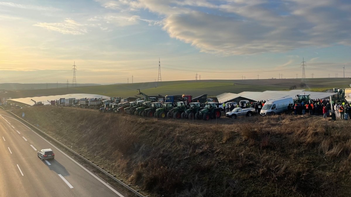 Bis zu 2000 Traktoren: Bauernprotest entlang der A3 bei Biebelried (Landkreis Kitzingen)