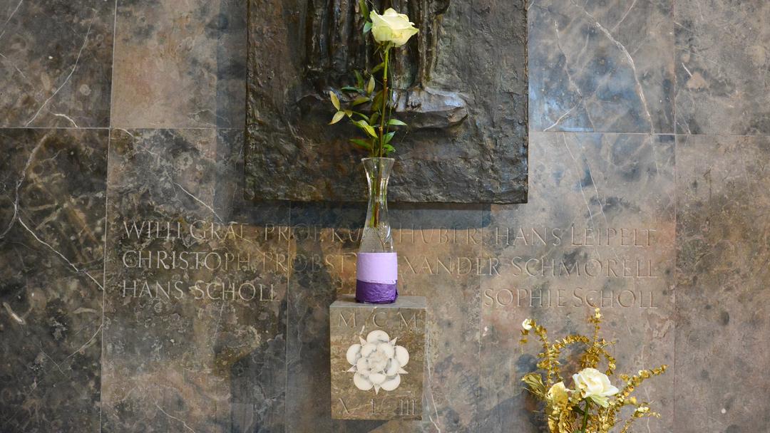 Gedenktafel für die Weiße Rose im LMU-Lichthof