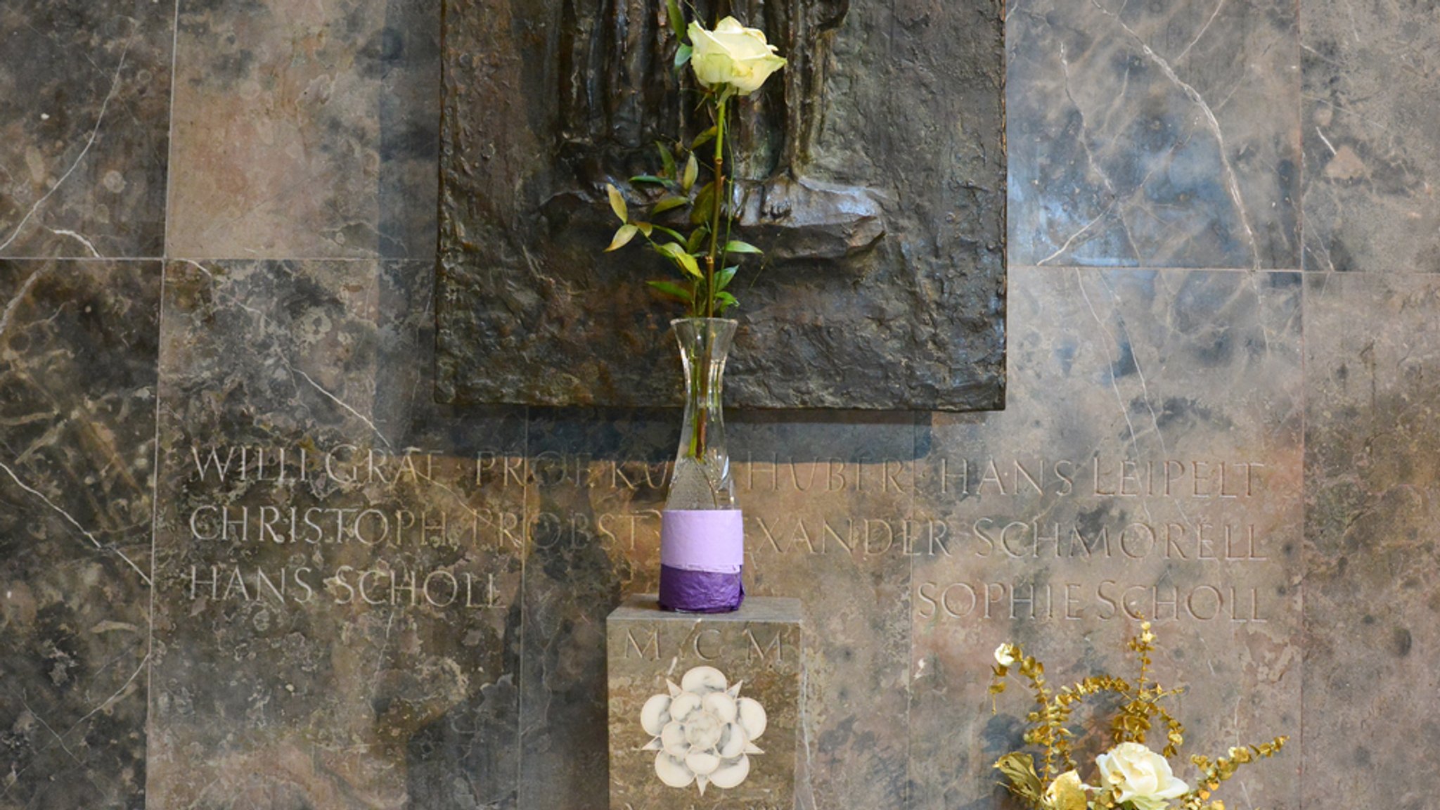 Gedenktafel für die Weiße Rose im LMU-Lichthof