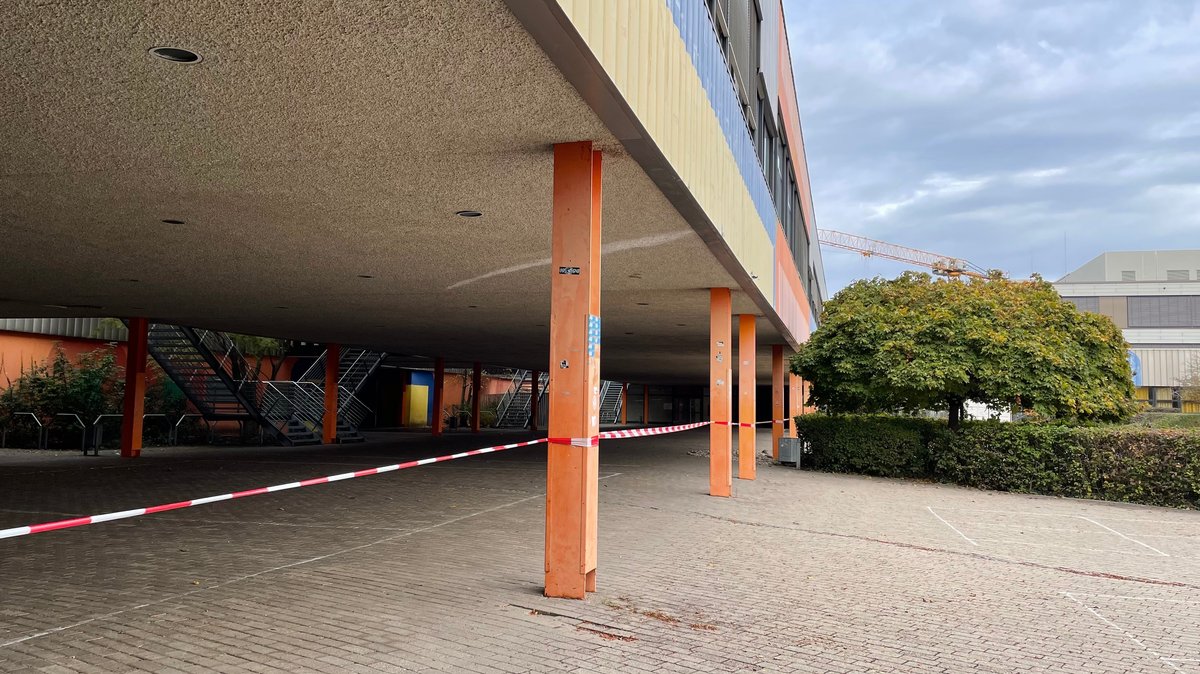 Altbau der Senefelder-Schule Treuchtlingen, abgesperrt mit rot-weißem Band.