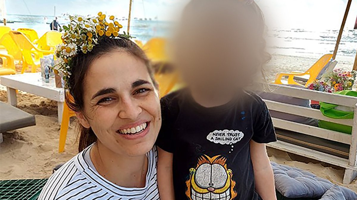 Das Bild zeigt die Deutsch-Israelin Yarden Romann mit ihrer dreijährigen Tochter Gefen (genaues Aufnahmedatum unbekannt). Romann wurde am Samstag offenbar von Terroristen der im Gazastreifen herrschenden Hamas in das Palästinensergebiet verschleppt. Die Familie ist extrem besorgt.