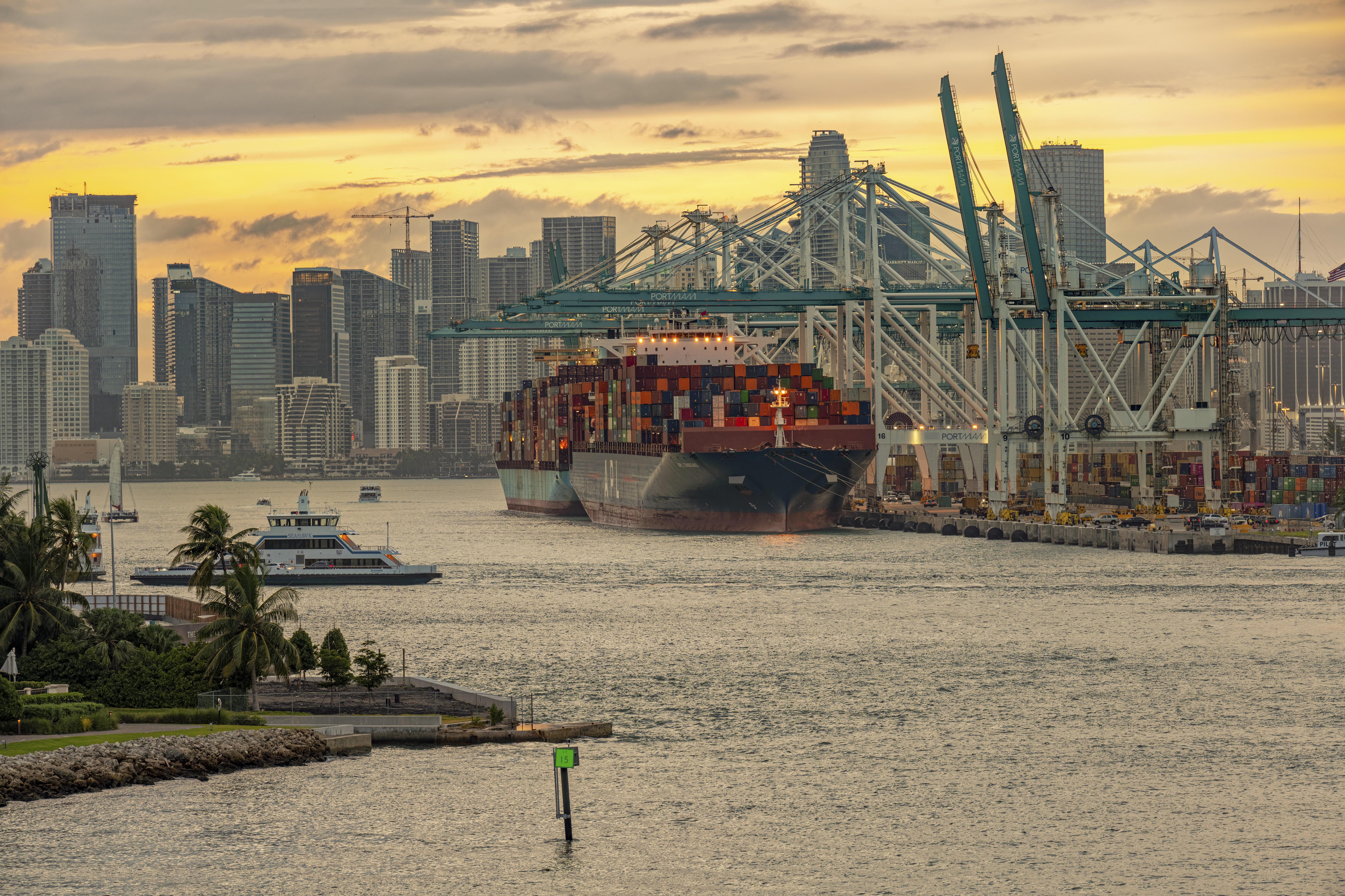 Containerschiff im Frachthafen von Miami, USA