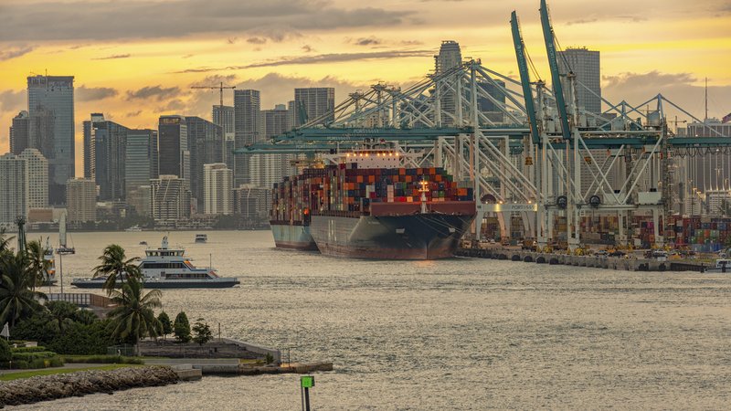 Containerschiff im Frachthafen von Miami, USA | Bild: picture alliance / imageBROKER | Rolf Fischer Containerschiff im Frachthafen von Miami, USA
