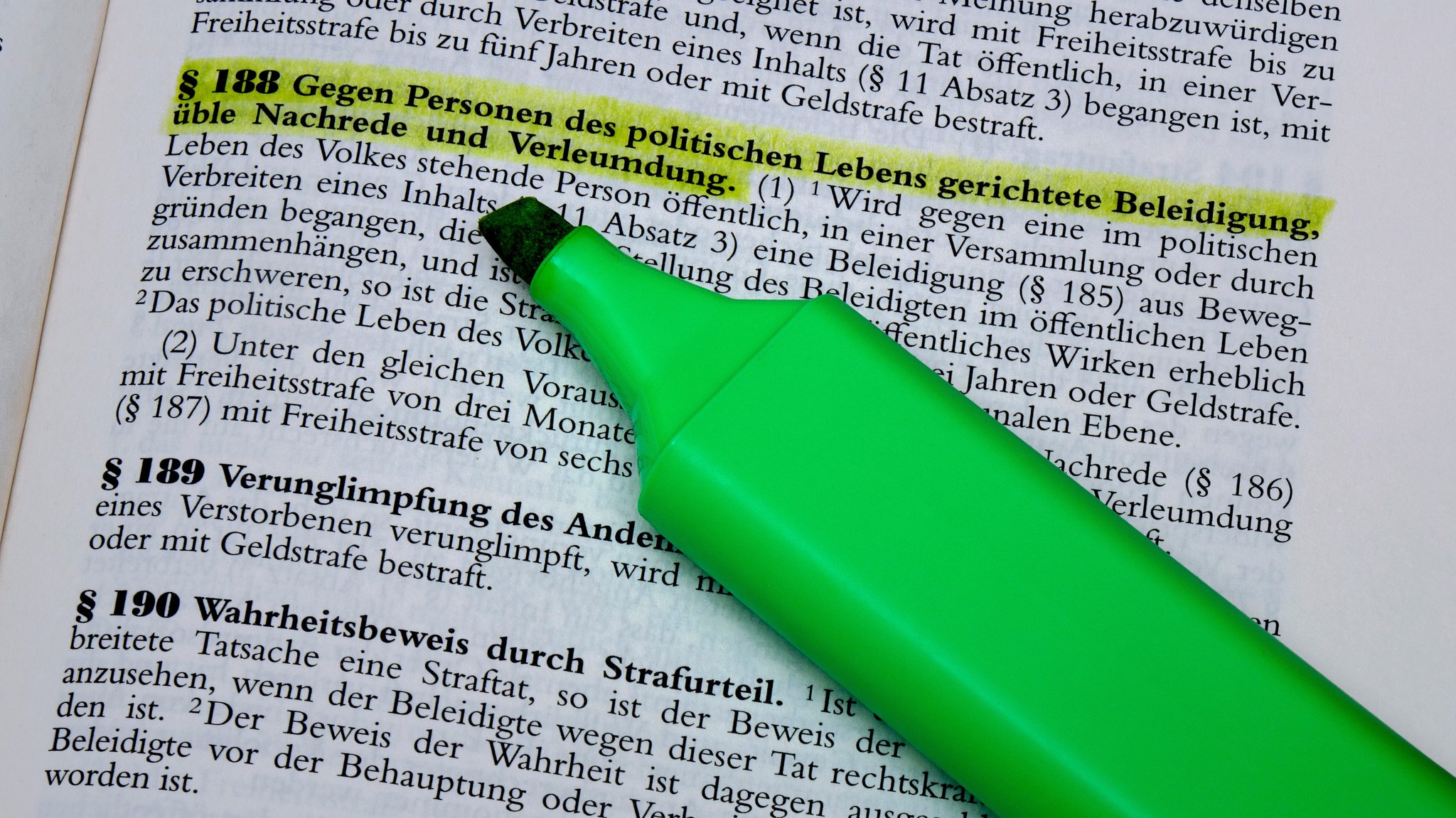 Paragraf 188 im Strafgesetzbuch (Symbolbild) | Bild: pa/ZB/Sascha Steinach Paragraf 188 im Strafgesetzbuch (Symbolbild)