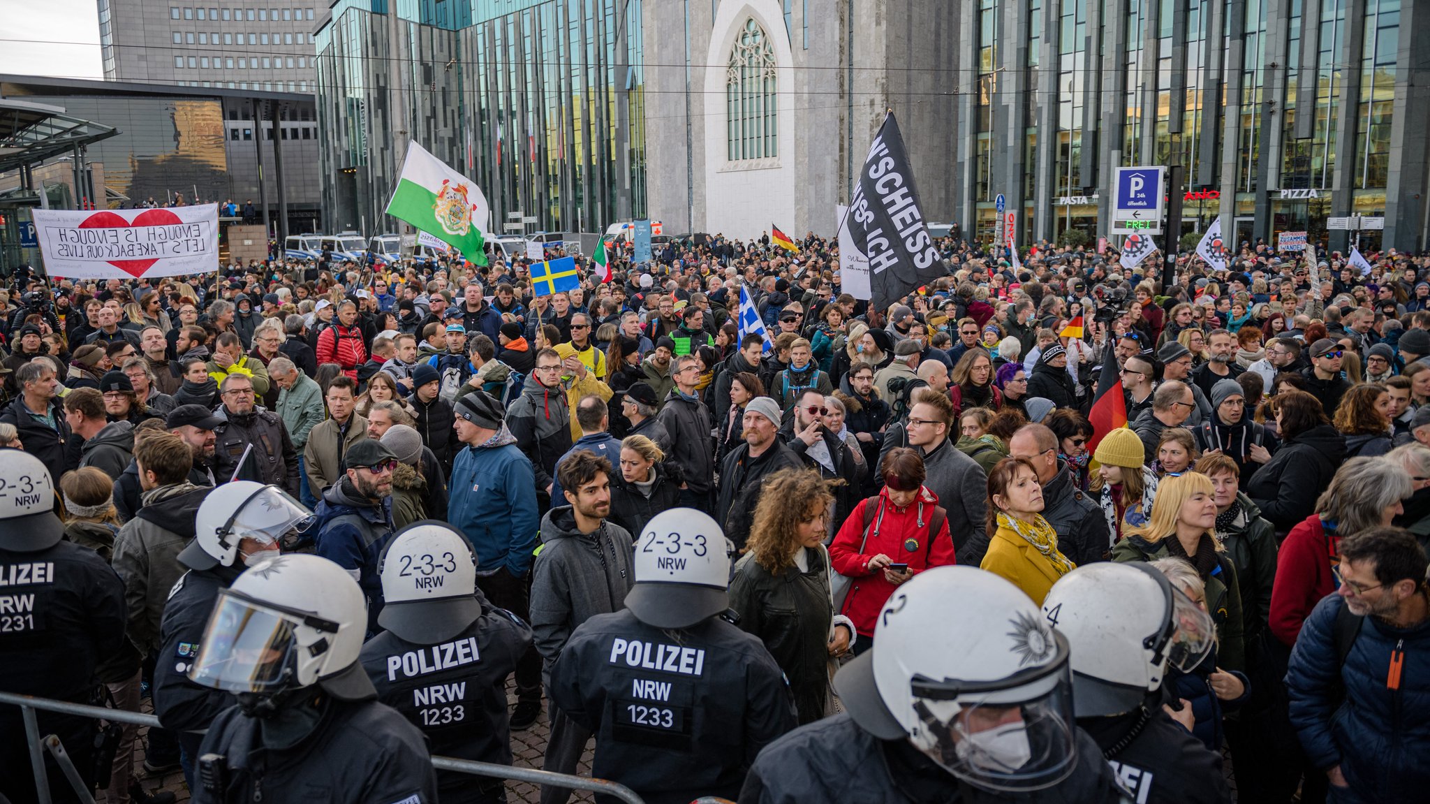 Demonstrierende auf einer Demonstration der Querdenken-Bewegung in Leipzig am 6. November 2021.