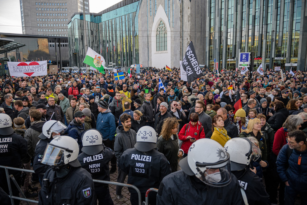 Demonstrierende auf einer Demonstration der Querdenken-Bewegung in Leipzig am 6. November 2021.