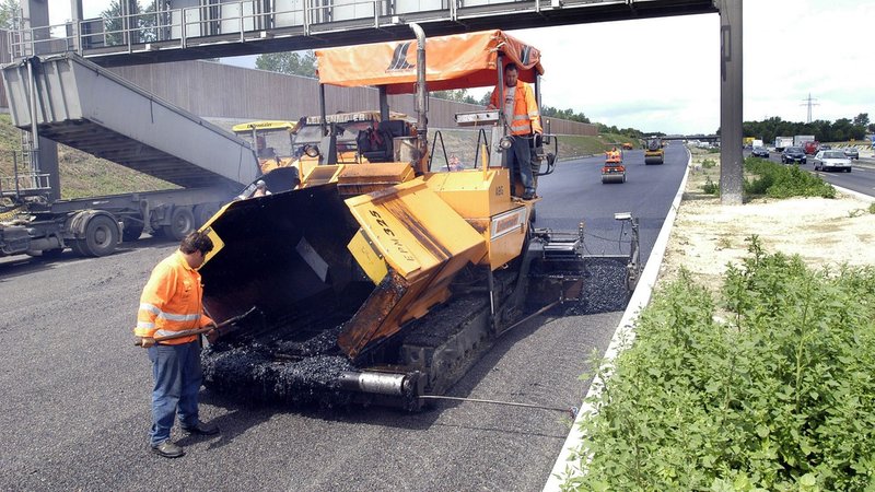 Autobahnbaustelle: Fahrbahnerneuerung auf einer Autobahn in Bayern | Bild: picture alliance /Ursula Baumgart Autobahnbaustelle: Fahrbahnerneuerung auf einer Autobahn in Bayern