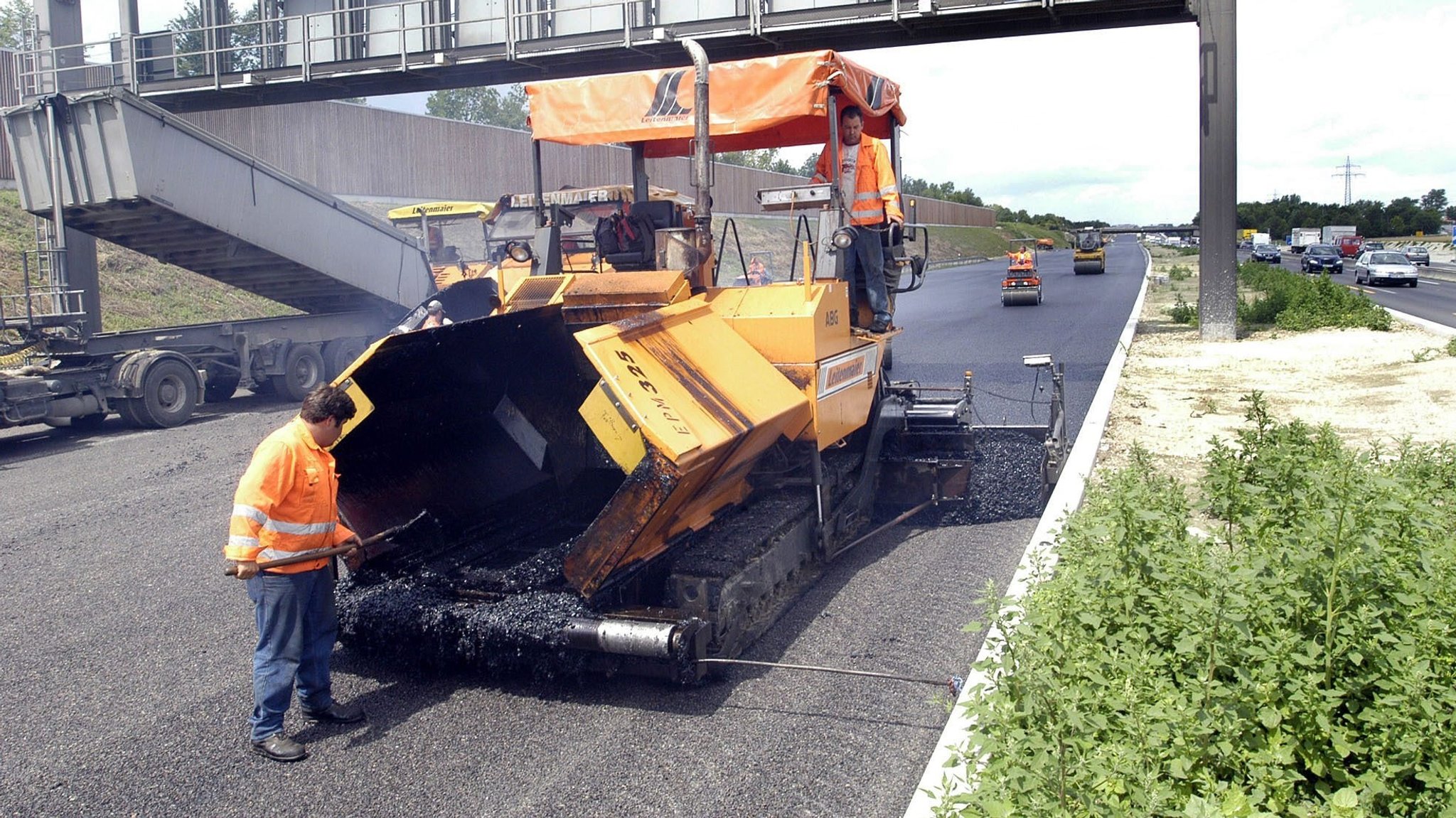 Autobahnbaustelle: Fahrbahnerneuerung auf einer Autobahn in Bayern 