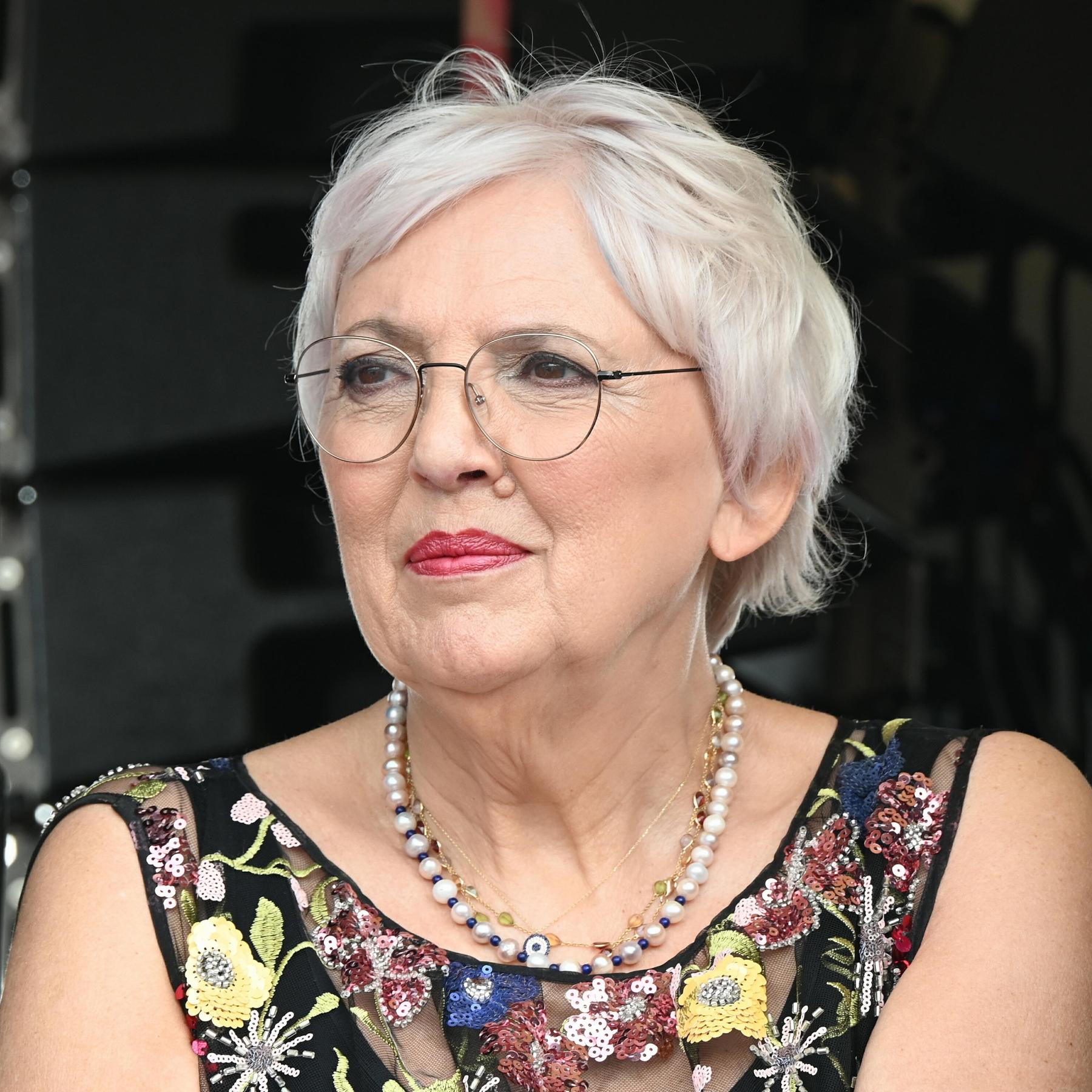 Claudia Roth kritisiert Ulf Poschardt für Umgang mit Rio Reiser-Songzeilen episode artwork