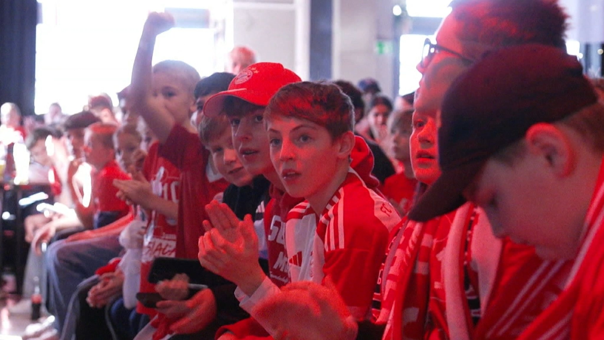 Musiala-Fans in Simbach am Inn | Bild: BR Musiala-Fans in Simbach am Inn