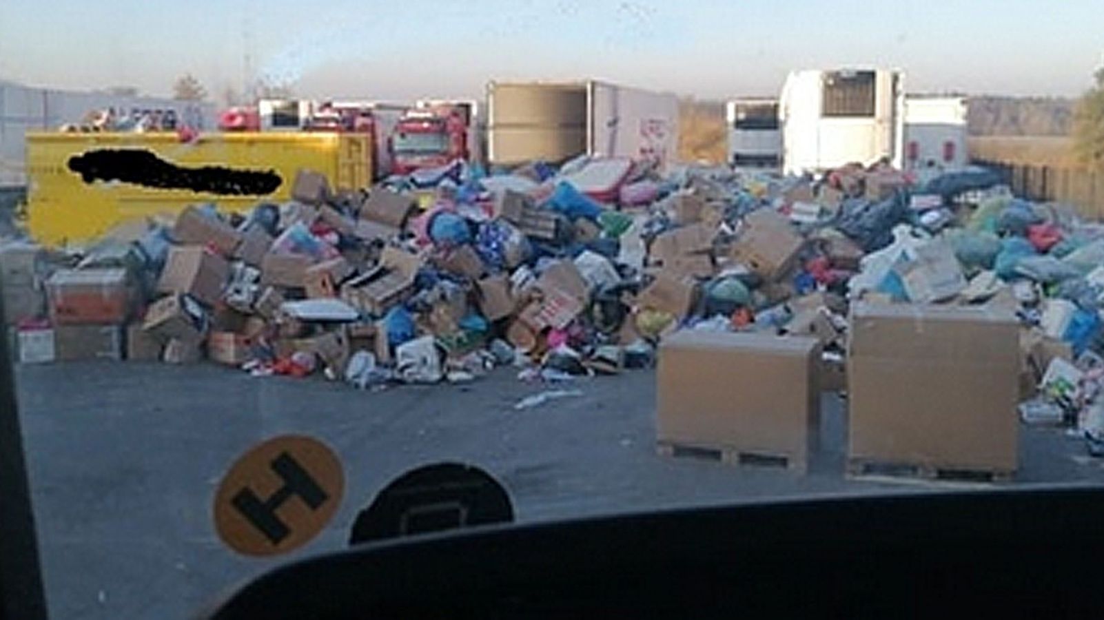 Image accompanying Sachspenden für die Ukraine würden in der Oberpfalz weggeschmissen, ein Foto soll dies beweisen.