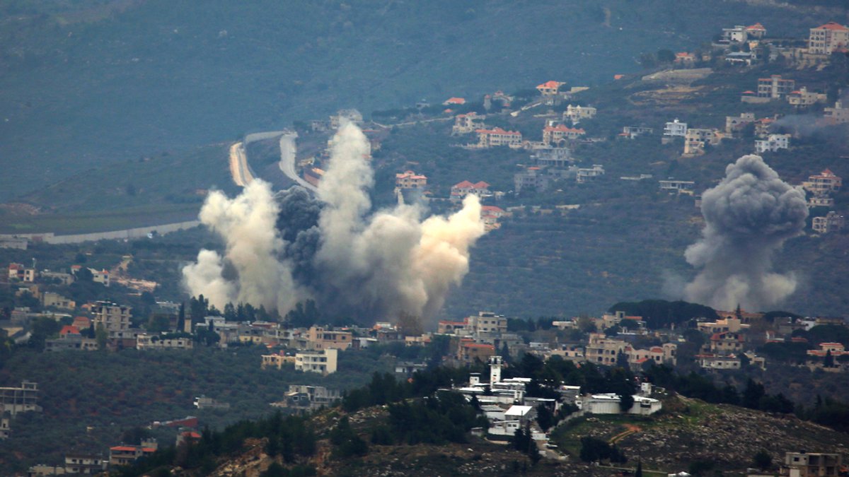 Nach einem israelischen Luftangriff in Kfar Kila, Libanon, Ende Dezember steigt Rauch auf.