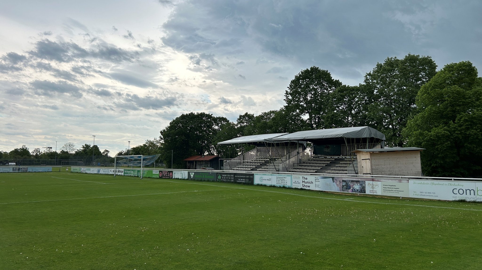 Man sieht zwei mobile Tribünen vor einem leeren Fußballplatz