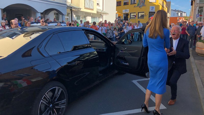 Neue Deutsche Weinkönigin: Mehr als 200 Menschen empfangen Eva Brockmann vor dem Haibacher Rathaus.