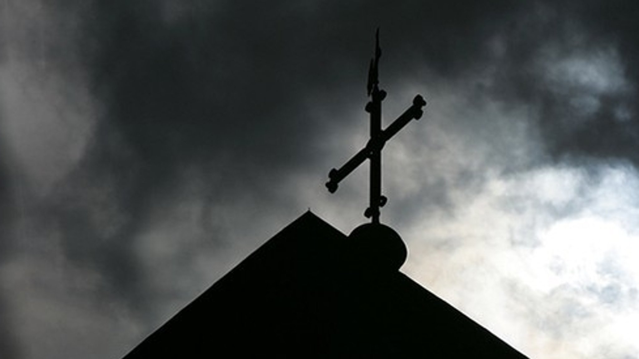 Kirchenkreuz vor dunklem Himmel | Bild: BR24TV Picture Alliance / Friso Gentsch Kirchenkreuz vor dunklem Himmel