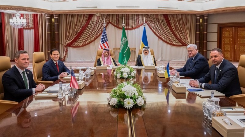 Die US-Delegation und die ukrainische sitzen sich in Dschidda gegenüber. | Bild: Saul Loeb/AP/picture alliance Die US-Delegation und die ukrainische sitzen sich in Dschidda gegenüber.