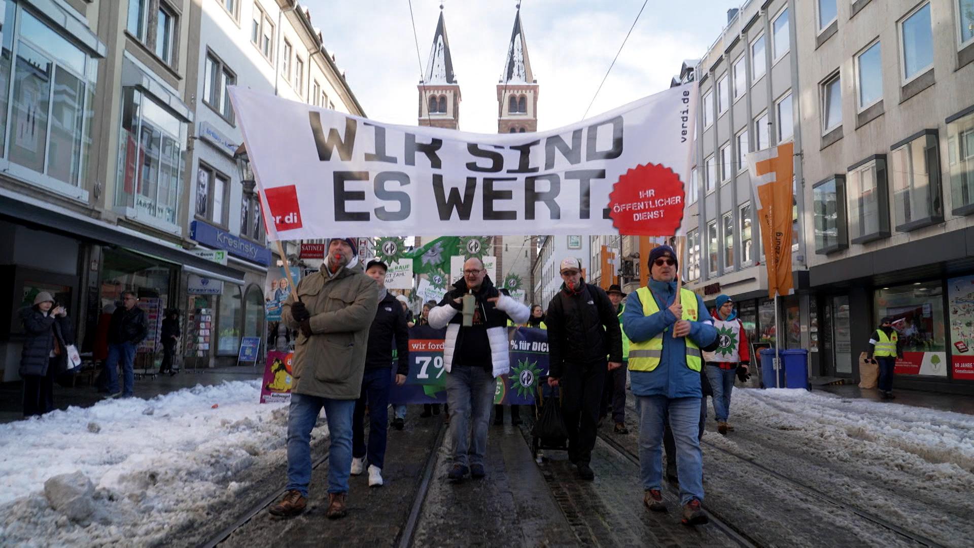 Die Beschäftigten streiken für mehr Geld, im aktuellen Tarifkonflikt im öffentlichen Dienst.