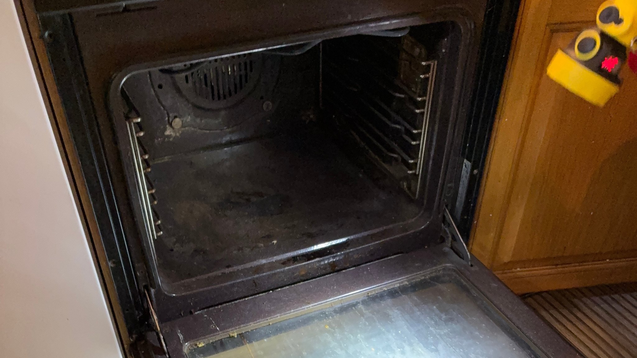 Bub will Fieber vortäuschen: Thermometer explodiert im Ofen