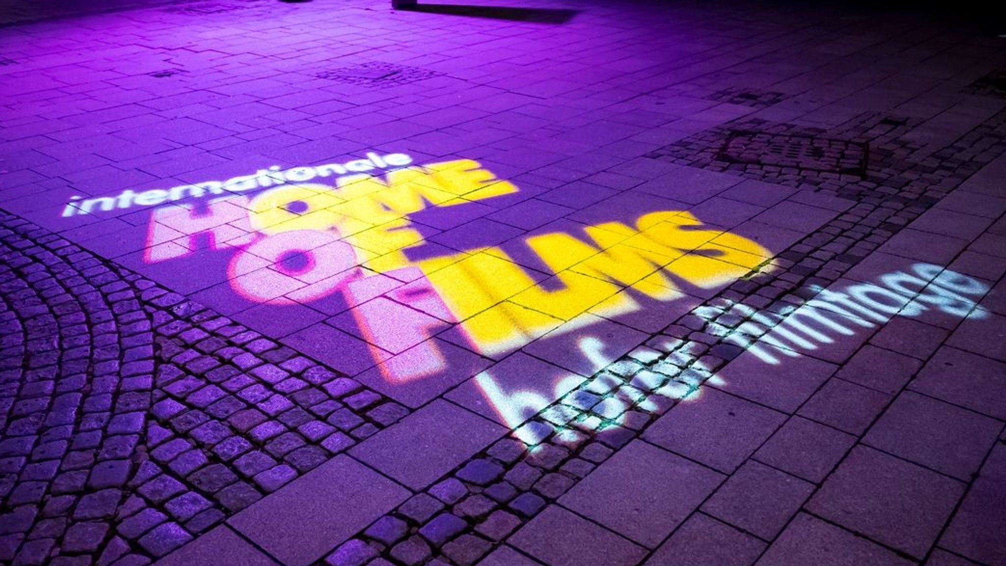 Bei den Internationalen Filmtagen in Hof werden 140 Spiel- und Dokumentarfilme aus aller Welt gezeigt: Filme bekannter Regisseure wie Dominik Graf ebenso, wie von jungen Filmschaffenden. Die Jury hatten die Wahl aus Tausenden eingereichten Filmen.  | Bild: dpa-Bildfunk / Daniel Vogl Bei den Internationalen Filmtagen in Hof werden 140 Spiel- und Dokumentarfilme aus aller Welt gezeigt: Filme bekannter Regisseure wie Dominik Graf ebenso, wie von jungen Filmschaffenden. Die Jury hatten die Wahl aus Tausenden eingereichten Filmen.