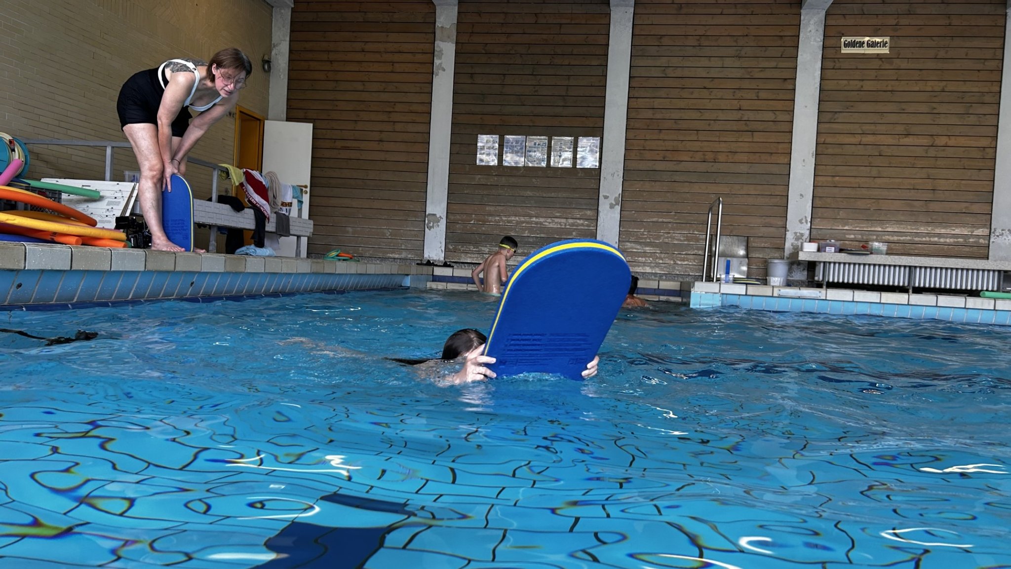 Schwimmhelfer im Einsatz für mehr Sicherheit im Wasser