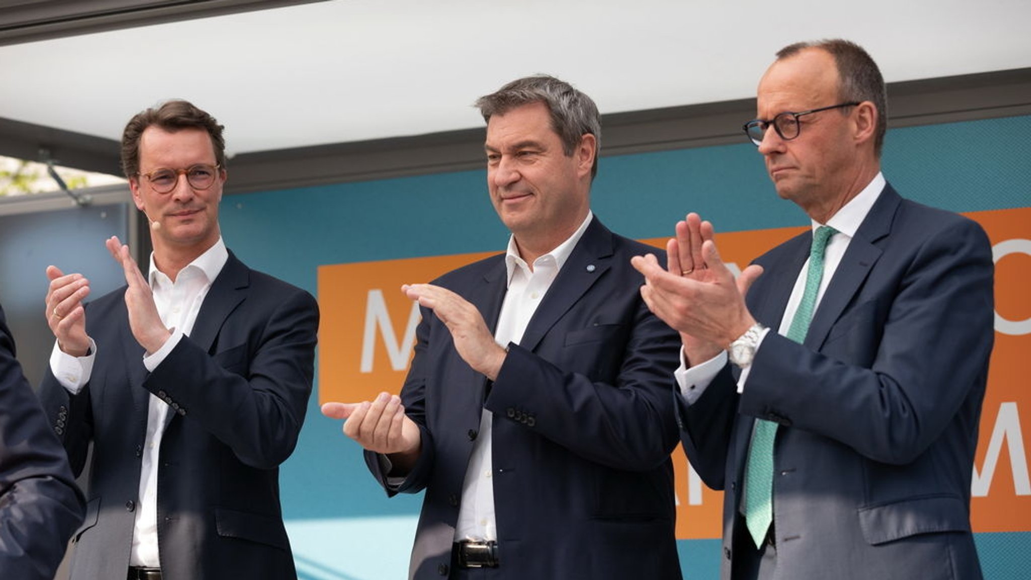 ARCHIV - 02.05.2022, Nordrhein-Westfalen, Olpe: Friedrich Merz (r) CDU-Parteivorsitzender steht mit Markus Söder (M), CSU-Parteivorsitzender, und Hendrik Wüst (CDU), Ministerpräsident von Nordrhein-Westfalen, zusammen auf der Bühne. (zu dpa: «Wüst nimmt Söder für Geschlossenheit in K-Frage in Pflicht») Foto: Kai Osthoff/dpa +++ dpa-Bildfunk +++