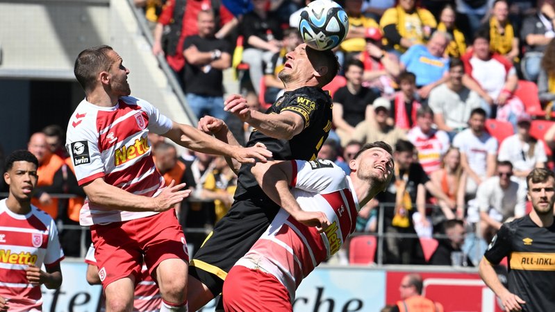 Regensburg - Freiburg II | Bild: picture alliance / Sportfoto Zink / Wolfgang Zink | Sportfoto Zink / Wolfgang Zink Regensburg - Freiburg II