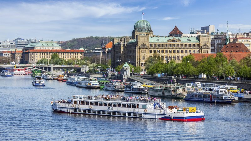 Touristenboote auf der Moldau in Prag (Symbolbild) | Bild: pa/imageBROKER/Dmitry Rukhlenko Touristenboote auf der Moldau in Prag (Symbolbild)