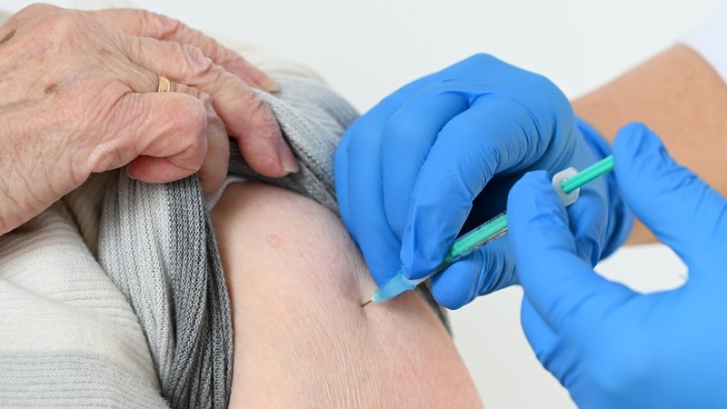 Eine Seniorin bekommt im Impfzentrum des Landkreises Kassel eine Impfung gegen Covid-19 (Archivbild).