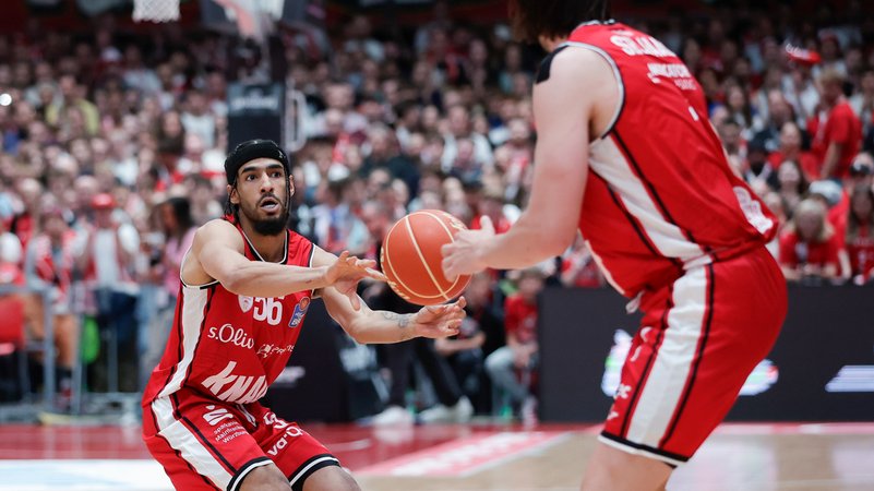 Jhivvan Jackson (Wuerzburg Baskets, 56) mit dem Pass auf Zachary Seljaas (Wuerzburg Baskets, 1) | Bild: picture alliance / HMB Media | Julien Becker Jhivvan Jackson (Wuerzburg Baskets, 56) mit dem Pass auf Zachary Seljaas (Wuerzburg Baskets, 1)