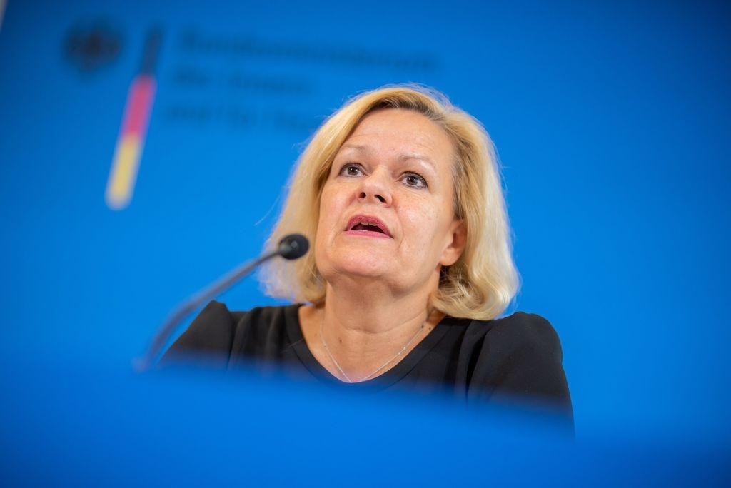 ARCHIV - 09.09.2024, Berlin: Nancy Faeser (SPD), Bundesministerin des Innern und Heimat, spricht bei einem Pressestatement zu aktuellen Maßnahmen in der Migrationspolitik und zum Sicherheitspaket der Bundesregierung im Bundesministerium des Innern. (zu dpa: «Nach BKA-Urteil: Debatte über Sicherheitspaket der Ampel») Foto: Michael Kappeler/dpa +++ dpa-Bildfunk +++