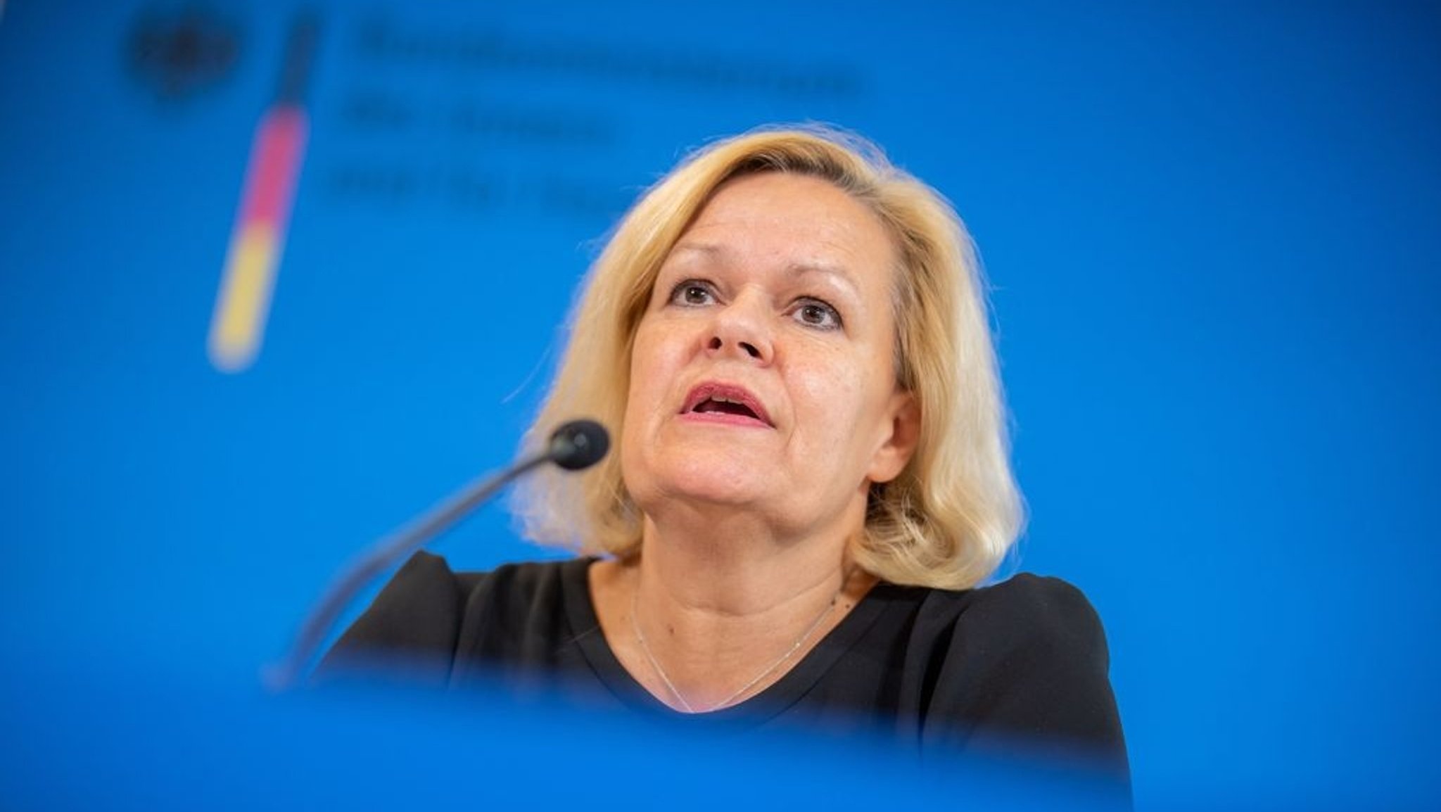 ARCHIV - 09.09.2024, Berlin: Nancy Faeser (SPD), Bundesministerin des Innern und Heimat, spricht bei einem Pressestatement zu aktuellen Maßnahmen in der Migrationspolitik und zum Sicherheitspaket der Bundesregierung im Bundesministerium des Innern. (zu dpa: «Nach BKA-Urteil: Debatte über Sicherheitspaket der Ampel») Foto: Michael Kappeler/dpa +++ dpa-Bildfunk +++