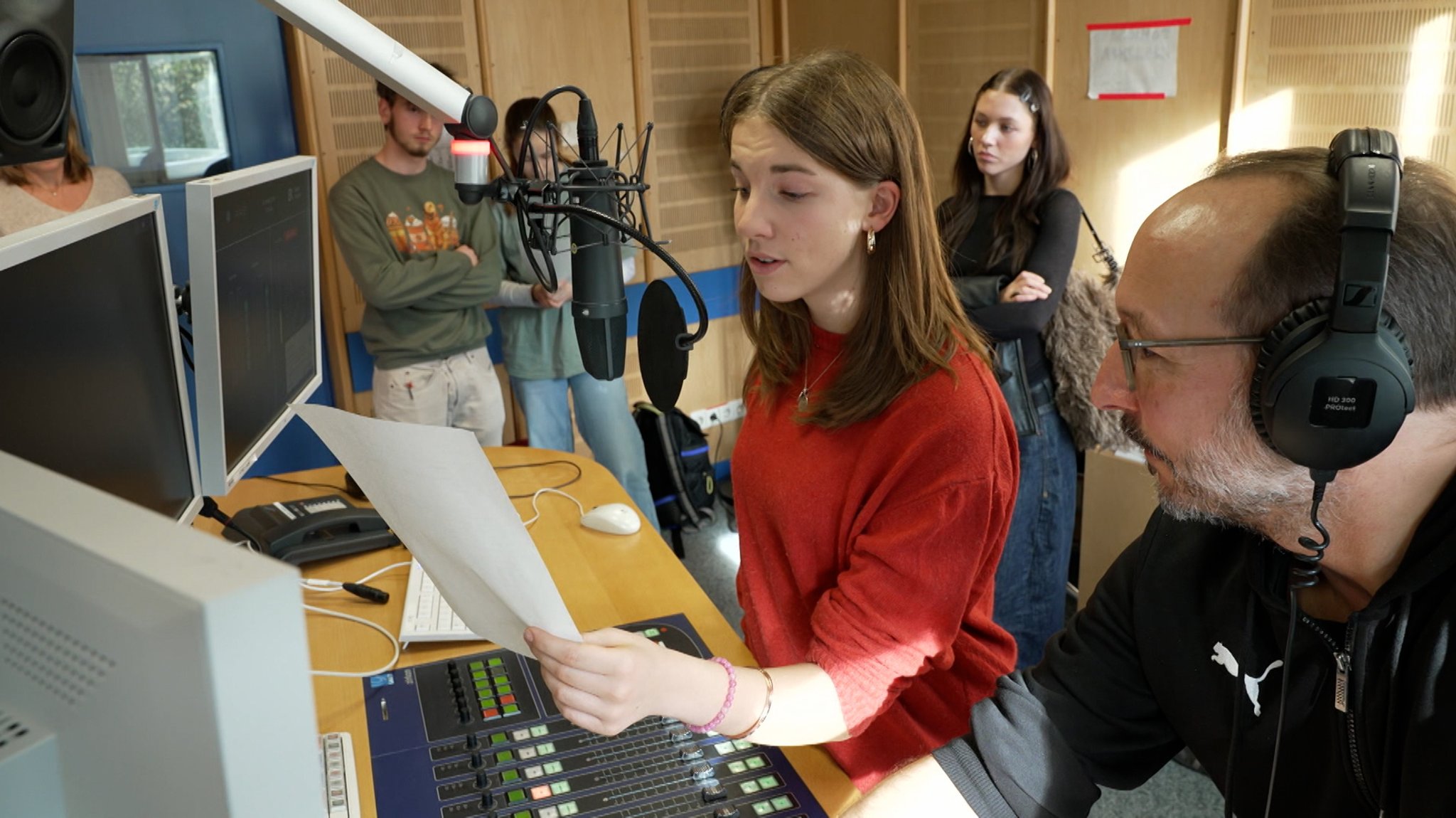 Hunderte Schülerinnen und Schüler kamen zu Besuch und durften einen Tag lang hinter die Kulissen schauen. Wie erkenne ich fake news oder KI-Videos? Und wie wird seriös berichtet? Dazu hat der BR alle großen Studios in Bayern geöffnet.