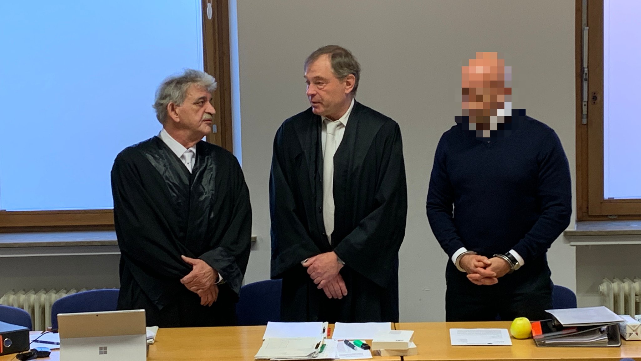 Ein ehemaliger Anlageberater bei der Sparkasse muss sich vor dem Landgericht Schweinfurt wegen Betrugs verantworten.
