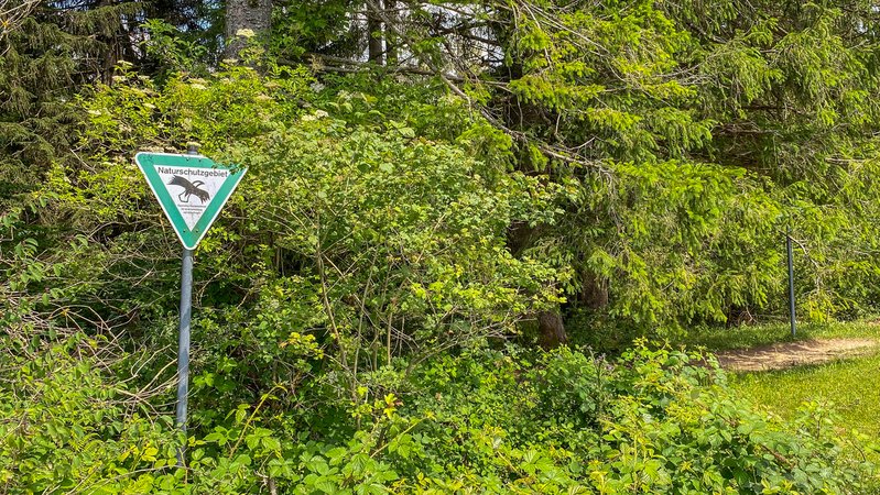 Ein Schild "Naturschutzgebiet" | Bild: BR/Markus Konvalin Ein Schild "Naturschutzgebiet"