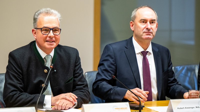 Archivbild: FW-Fraktionschef Florian Streibl, links, und Wirtschaftsminister Hubert Aiwanger, rechts | Bild: picture alliance/dpa | Lennart Preiss Archivbild: FW-Fraktionschef Florian Streibl, links, und Wirtschaftsminister Hubert Aiwanger, rechts