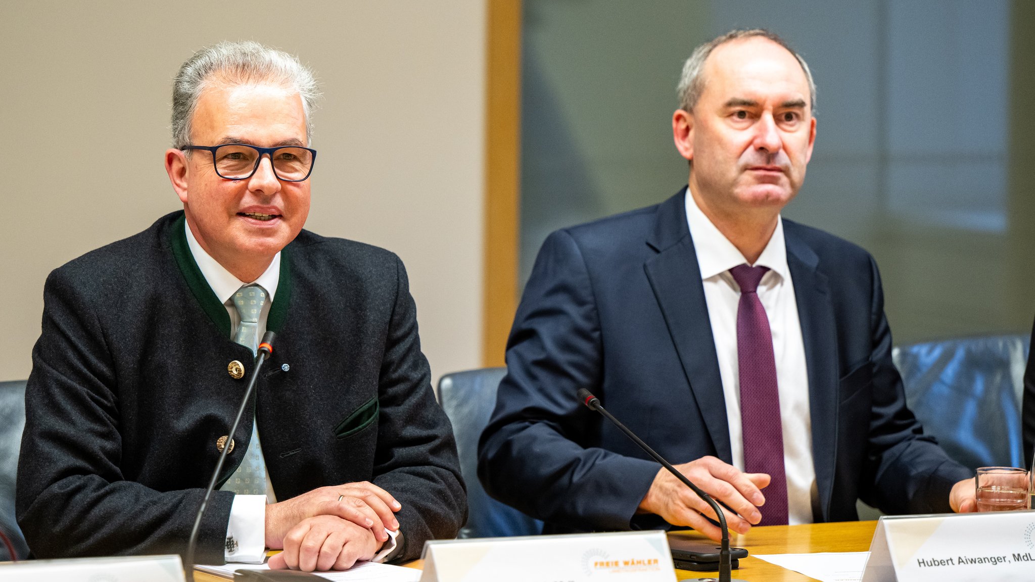 Archivbild: FW-Fraktionschef Florian Streibl, links, und Wirtschaftsminister Hubert Aiwanger, rechts