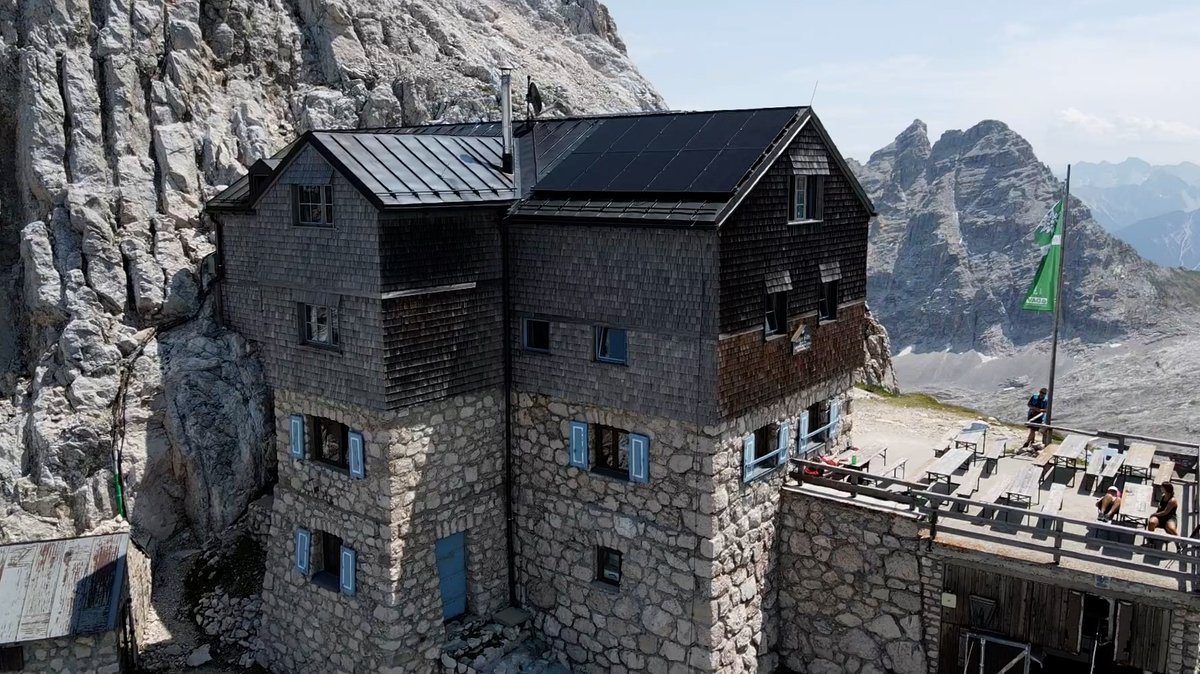 Die Meilerhütte vom Deutschen Alpenverein auf 2.374 Meter Höhe im Wettersteingebirge thront wie ein Adlerhorst in den Felsen.