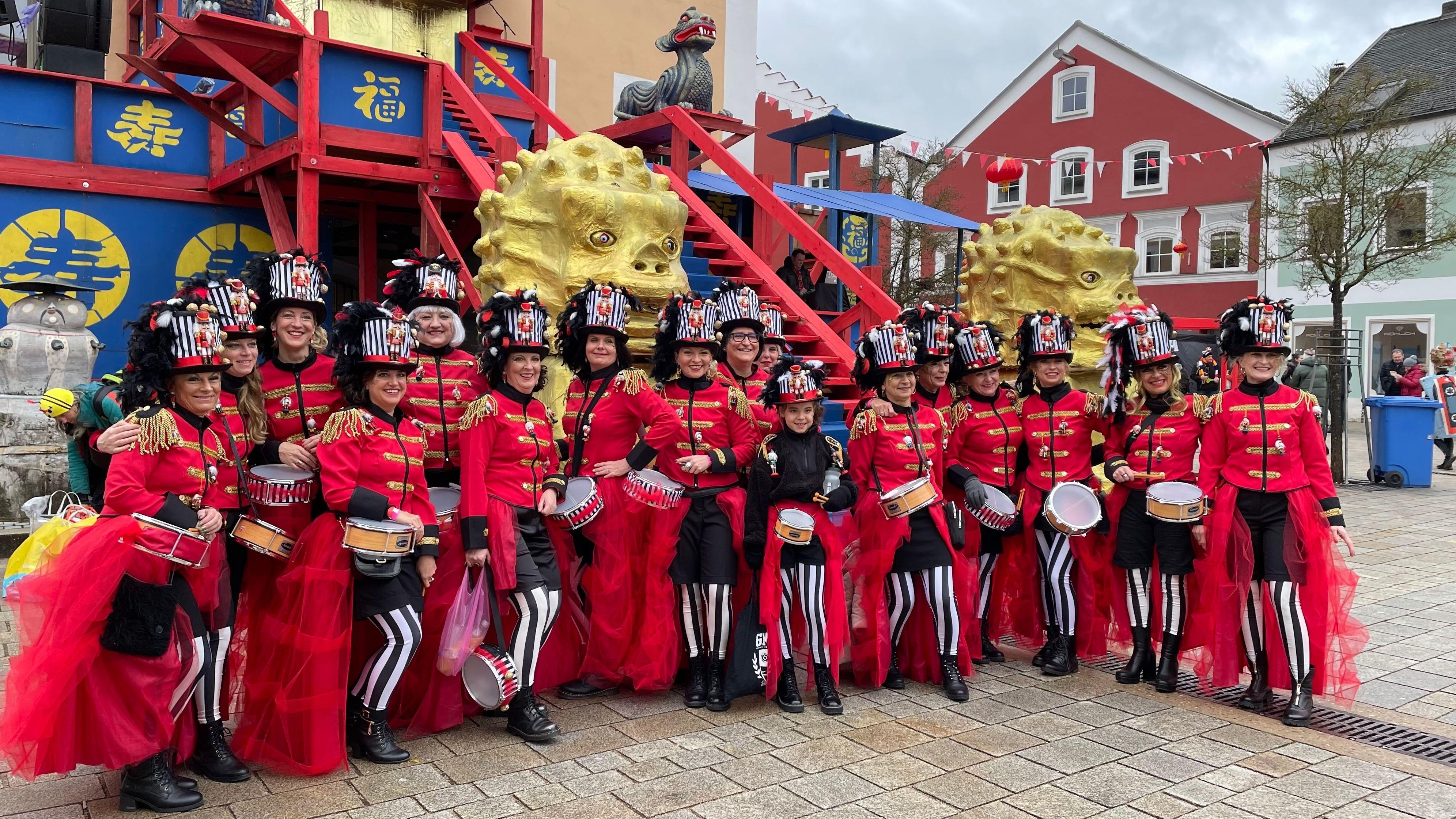Eine kostümierte Faschingsgruppe vor einer Tribüne in Dietfurt. 
