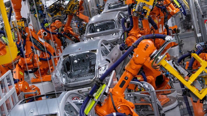 Roboter arbeiten an der Karosserie von verschiedenen BMW-Modellen (Symbolfoto) | Bild: dpa-Bildfunk/Sven Hoppe Roboter arbeiten an der Karosserie von verschiedenen BMW-Modellen (Symbolfoto)