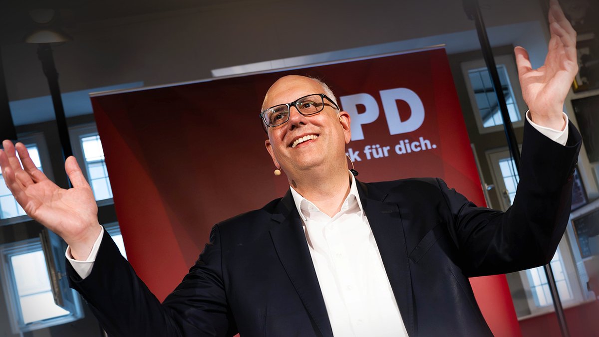Andreas Bovenschulte, Spitzenkandidat der SPD in Bremen, spricht nach der Wahl zur Bremischen Bürgerschaft auf der Bühne der SPD-Wahlparty.