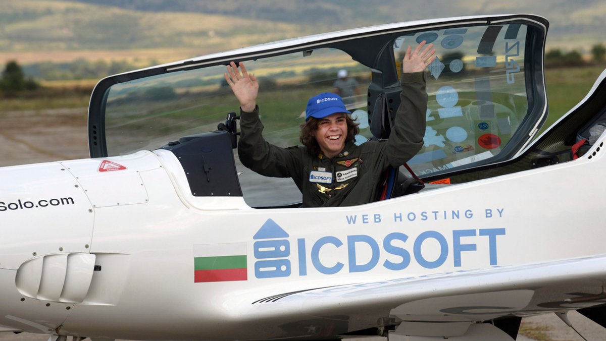 Bulgarien, Sofia: Der 17-jährige Pilot Mack Rutherford sitzt in seinem Flugzeug und winkt.
