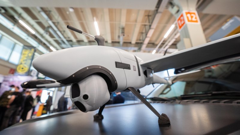 Drohne von Quantum Systems. Das Start-up arbeitet unter anderem mit dem Branchenriesen Airbus zusammen | Bild: picture alliance/dpa | Nicolas Armer Drohne von Quantum Systems. Das Start-up arbeitet unter anderem mit dem Branchenriesen Airbus zusammen