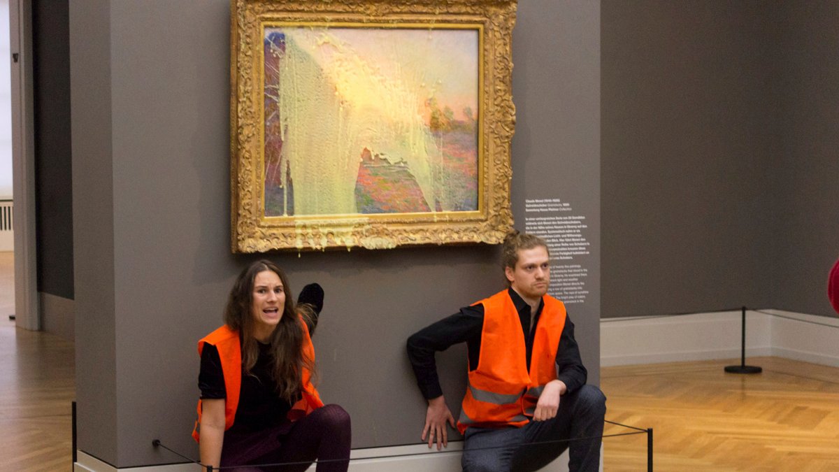Klimaaktivisten nach einem Angriff mit Kartoffelbrei auf ein Gemälde von Claude Monet im Potsdamer Museum Barberini.