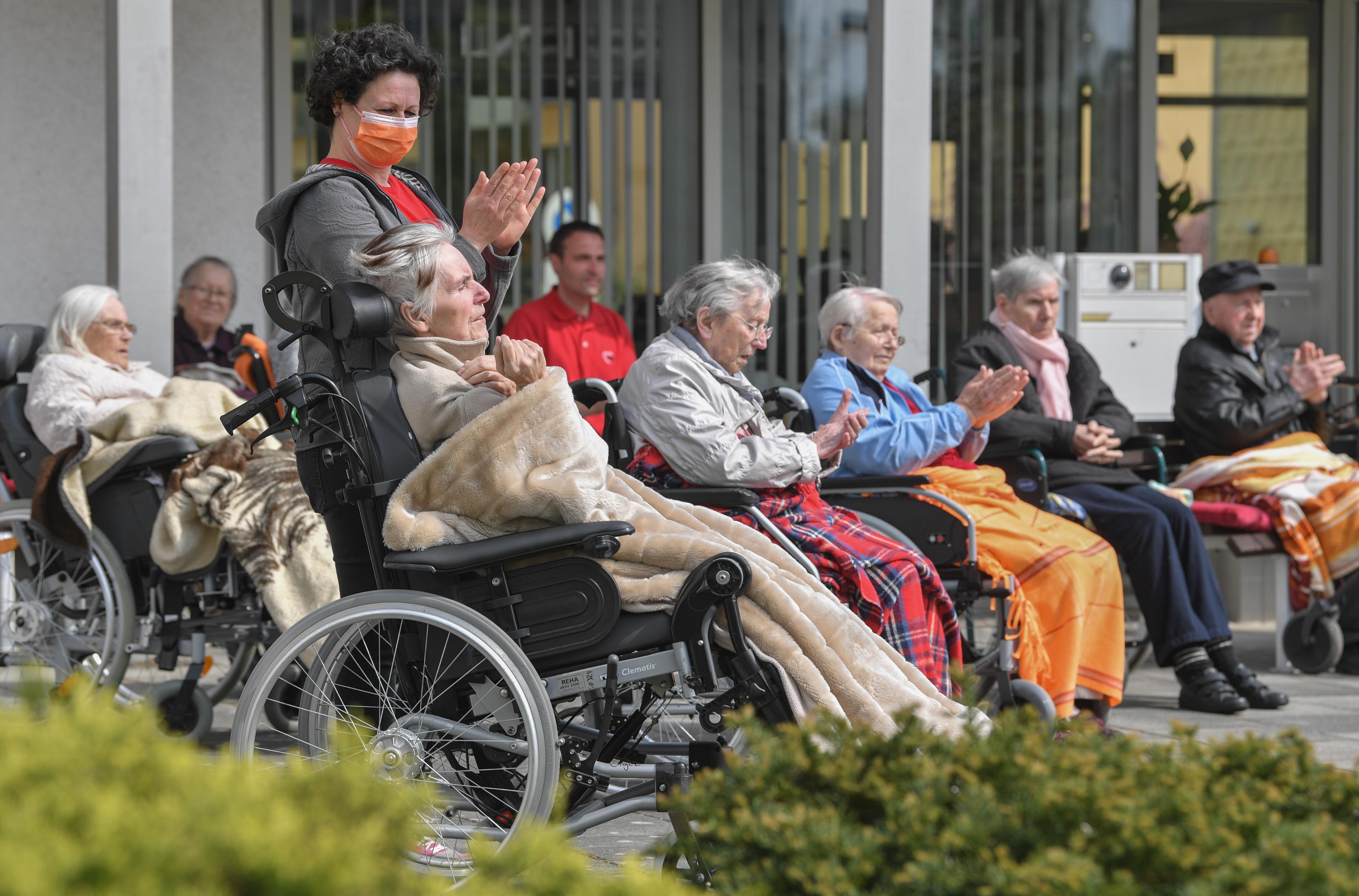 Besuche In Pflegeheimen Unter Auflagen Erlaubt Br24