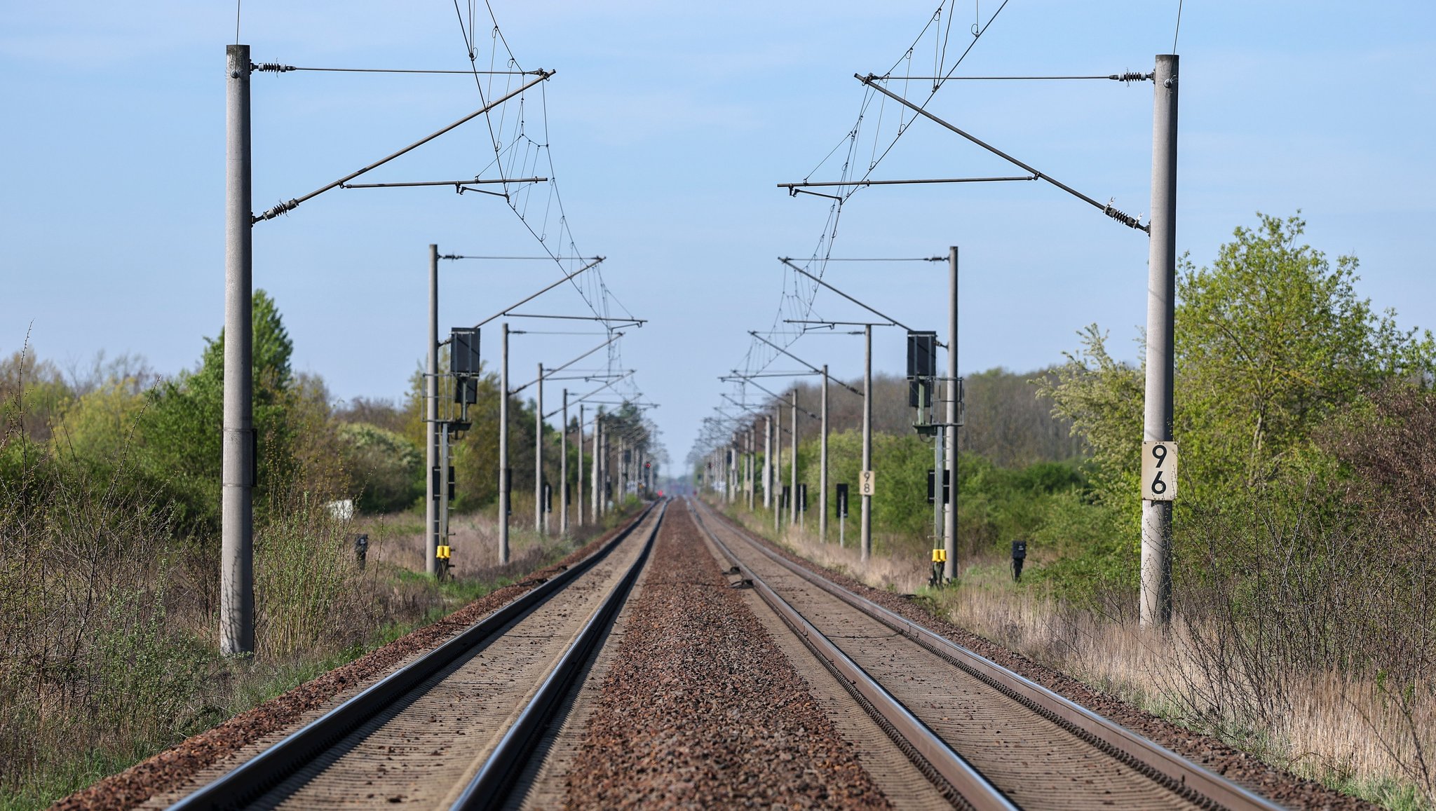 Symbolbild: Bahnstrecke mit Oberleitungen | Bild: dpa-Bildfunk/Jan Woitas Symbolbild: Bahnstrecke mit Oberleitungen