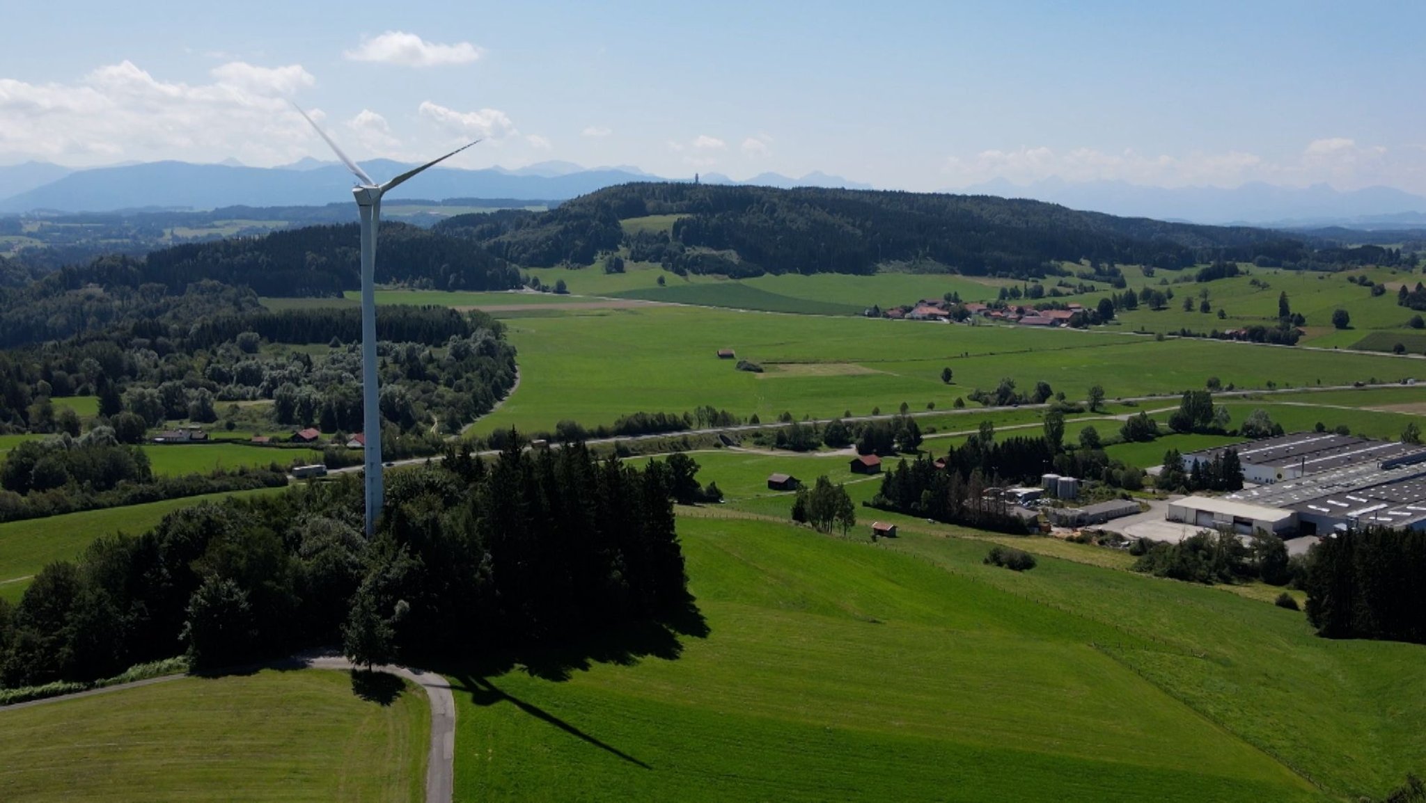 Ein Windrad bei Peiting neben der Bundesstraße 472